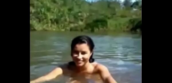  Desnuda en el rio